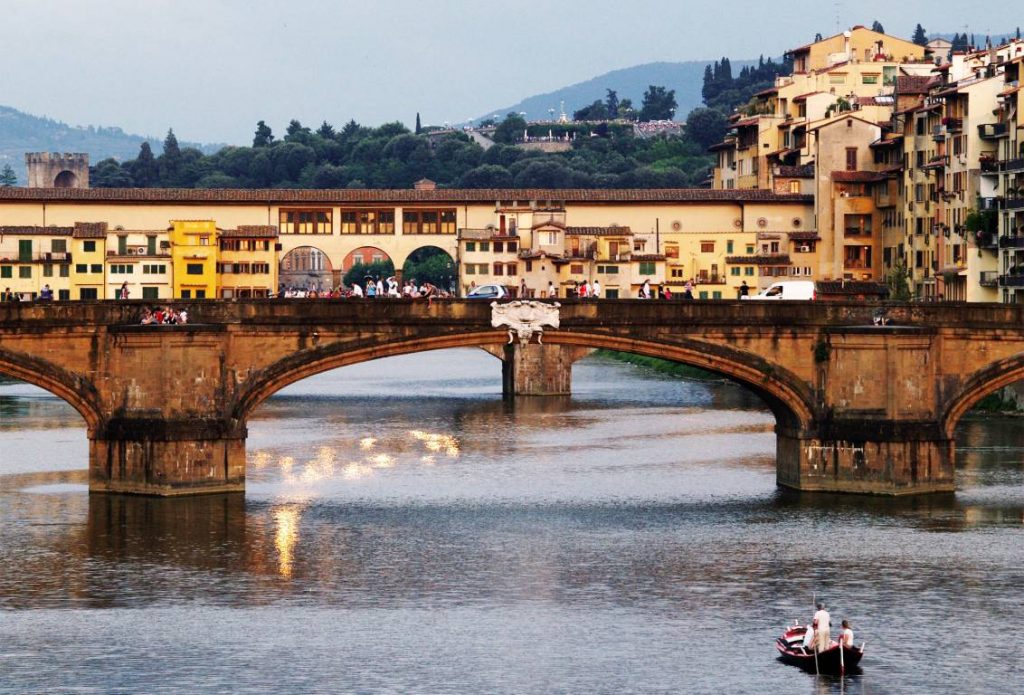 Firenze in barca sull'Arno