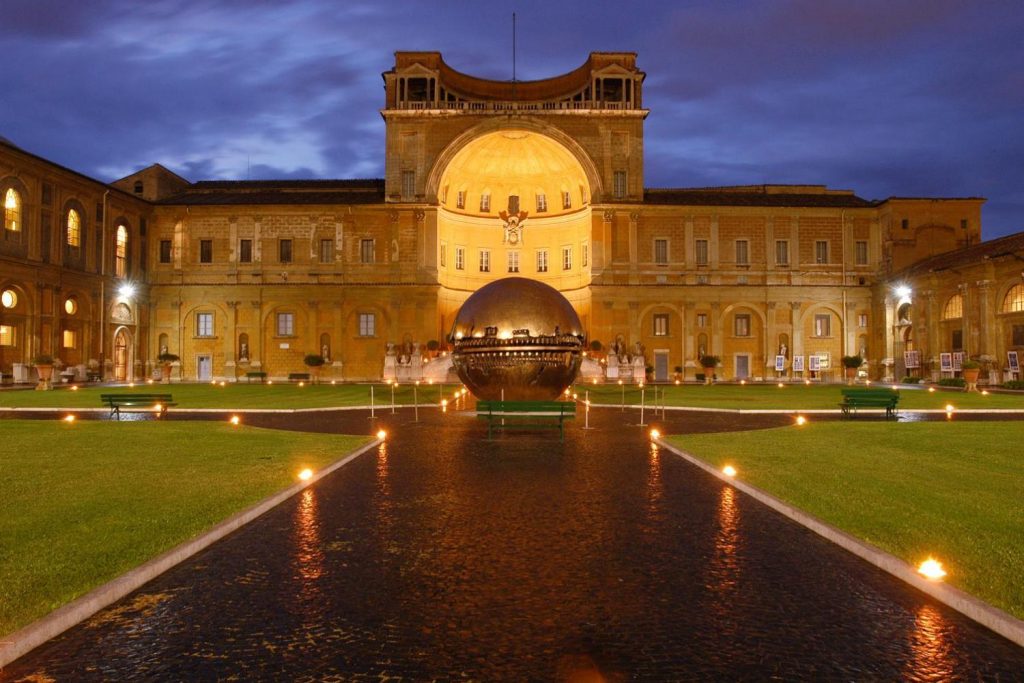 Cortile della Pigna di notte - Musei Vaticani