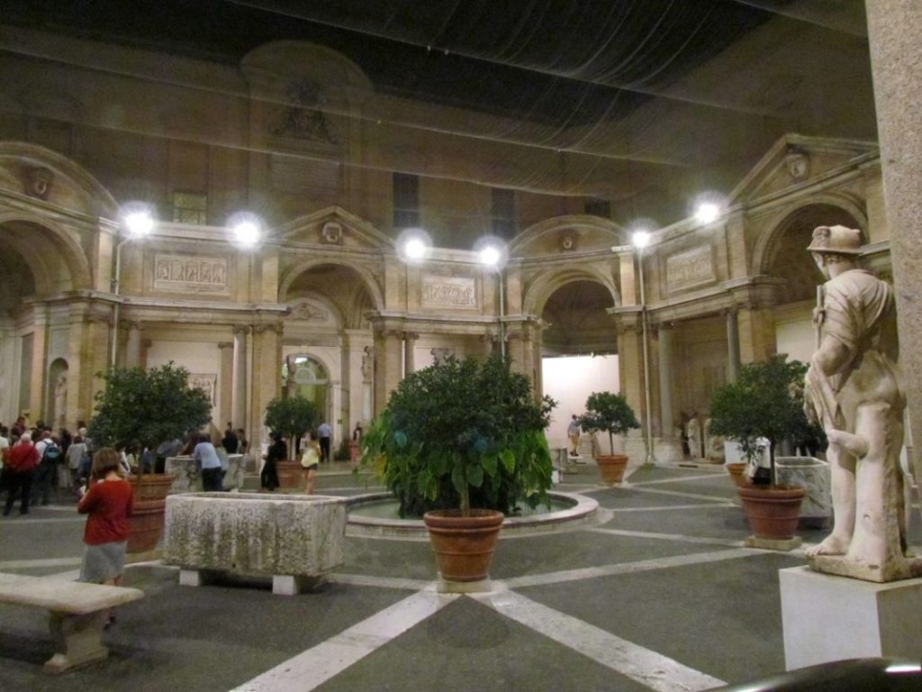 Musées du Vatican de nuit la Cour du Belvedere