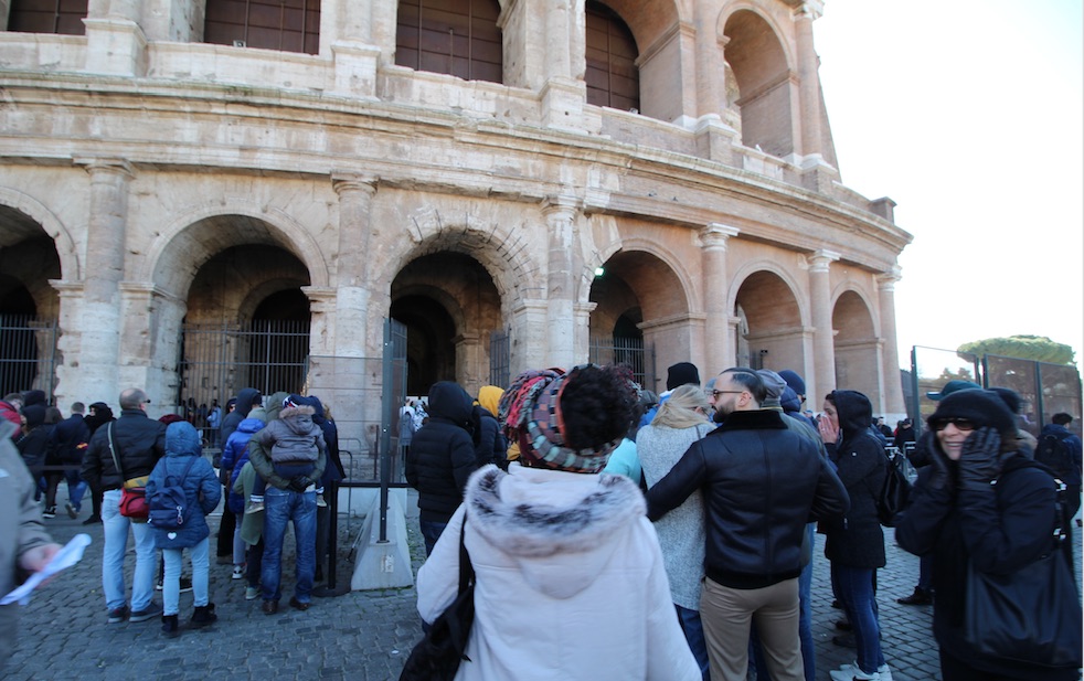 Visitatori in fila al Colosseo